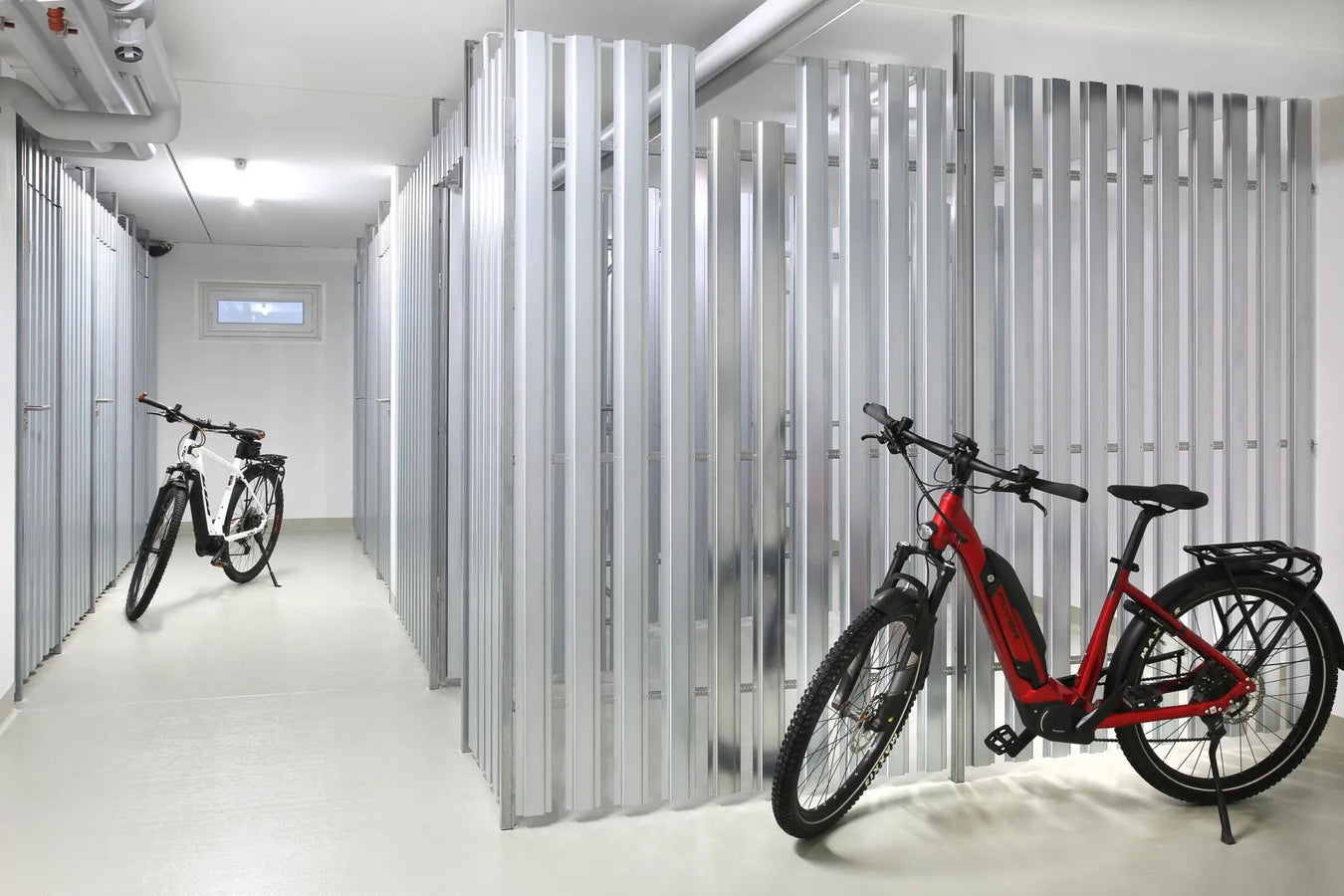Lamellen-Trennwände zur Abtrennung von Kellerabteilen mit Fahrrädern in einem Untergeschoss