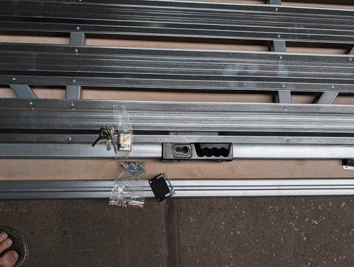 Detailansicht einer Lamellen-Tür für Kellertrennwand mit Profilzylinder