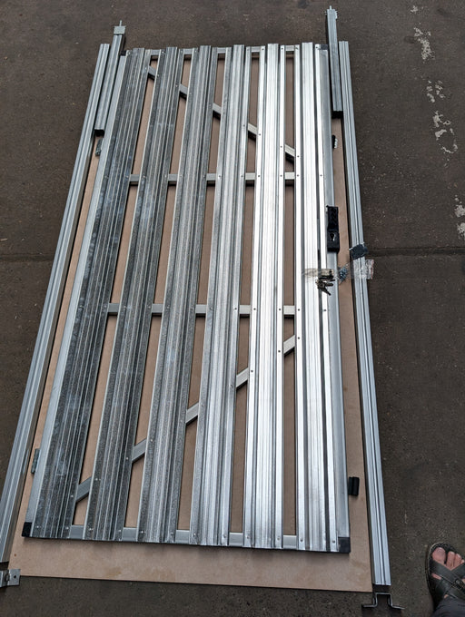 Lamellen-Tür für Kellertrennwand mit Profilzylinder in der Größe 930 × 2000 mm