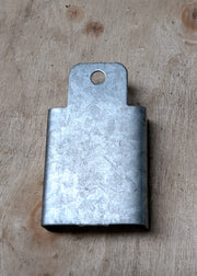 Verbinder-Element aus verzinktem Metall zur Verbindung von Säule und Wand im Kellertrennwand-System